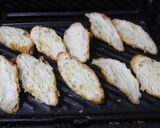Foto del paso 1 de la receta: Mini cruasanes tostados con atún y queso