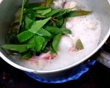 รูปขั้นตอนการทำที่ 4 ของ ไก่ต้มใบชะมวง