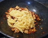 Foto del paso 3 de la receta: Tirabuzones con pollo y algo más