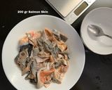 Foto langkah ke 2 dari resep Extra Crispy Salmon Skin.