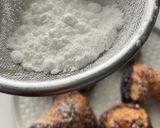 Foto del paso 10 de la receta: Lacitos de hojaldre con crema de chocolate y piñones