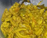 Foto langkah ke 4 dari resep Tumis Kuning Usus Ayam.