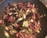 Foto del passaggio 3 della ricetta Mezze maniche radicchioPancetta affumicata e gorgonzola