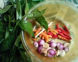 Foto langkah ke 1 dari resep Ayam lempah kuning.