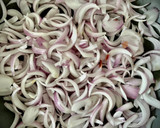 Foto del paso 2 de la receta: Coca de higos y cebolla caramelizada con sobrasada