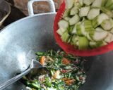 Foto langkah ke 3 dari resep Tumis pedas pare ular.