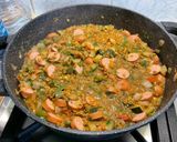 Une image de l'étape 27 de Lentilles corail aux saucisses, légumes, pistaches et coriandre.