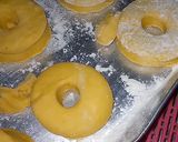 Foto langkah ke 4 dari resep 20. Donut/Donat Labu Kuning (White Ring dijamin).