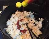 Hình bước làm 2 của món Omurice - Cơm cuộn trứng kiểu Nhật - (phiên bản vét tủ lạnh)