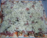 Foto del paso 4 de la receta: Pizza con setas shiitake, cebolla y jamón