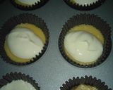 A picture of step 9 of Manhatan cheesecake cupcakes.