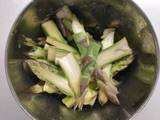 Spinacini novelli con asparagi marinati, fragole e noci