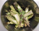 Foto del passaggio 1 della ricetta Spinacini novelli con asparagi marinati, fragole e noci