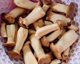 Hình bước làm 1 của món Nấm đùi gà sốt cà chua