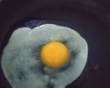 Foto langkah ke 2 dari resep Telur ceplok bawang goreng.