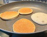 Foto del passaggio 1 della ricetta Pancakes con yogurt e fragole 🥞😋🍓