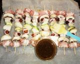Foto del paso 5 de la receta Brochetas de Salchicha, Dátiles y Bacon
