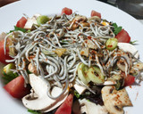 Foto del paso 7 de la receta: Ensalada templada con gulas y huevo a la plancha