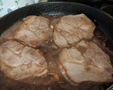 Foto del paso 4 de la receta: Bondiola de cerdo en bifes con salsa de champignones y vino tinto
