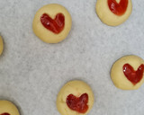 Foto del paso 3 de la receta: Galletas corazón de mermelada ❤️Heart shaped thumbprint cookies by Irum Zaidi from U. K. 🇬🇧