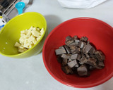 Foto del paso 2 de la receta: Ganache de chocolate negro y blanco para mojar fresas