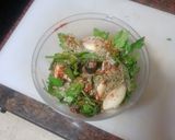 Foto del paso 1 de la receta: Pollo adobado en freidora de aire con papas arrugas y tomates cherry al ajillo