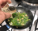 Foto del paso 4 de la receta: Sepia a la plancha con salteado de espárragos y gambas