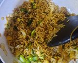 Foto langkah ke 4 dari resep Indomie goreng legit.