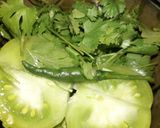 A picture of step 1 of Hara dhania kache tamator ki chutney.