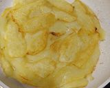 Foto langkah ke 3 dari resep Potato Cheese Omelette.