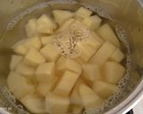 Foto del passaggio 1 della ricetta Patate con uova in padella