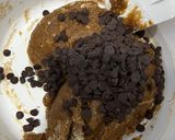 Foto langkah ke 2 dari resep Cookies Silverqueen mix Chocochip(Soft & Chewy) 🍪.