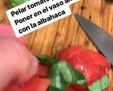 Foto del paso 1 de la receta: Sopa de tomate con albahaca acompañado de tropezones de aguacate, cebollaMorada y fresa
