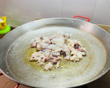 Foto del paso 1 de la receta: Paella de calamar con alcachofas, ajos tiernos y trigueros 🦑 🥘