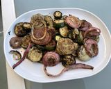 Une image de l'étape 10 de Courgettes et duo d’oignons grillés au zaatar et herbes aromatiques.