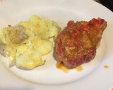Foto del paso 8 de la receta: Bondiola de cerdo con reducción de cerveza y miel y papas rústicas
