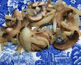 Foto del paso 5 de la receta: Hongos salteados con cebolla