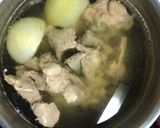 Hình bước làm 1 của món Súp bí đỏ thịt ức gà ram xé topping lá mùi tây