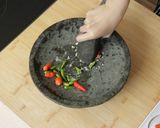 Foto langkah ke 5 dari resep Udang Goreng Asam Jawa Devina Hermawan.