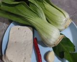 Foto langkah ke 1 dari resep Sayur Bening Sawi Tahu.