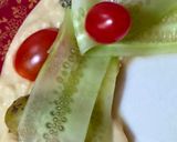 Foto del paso 5 de la receta: Corona navideña express de hummus 🎄Hummus decorado con tomatitos, olivas, pepino y alcaparras 🎄