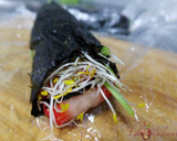 Foto del paso 5 de la receta: Makis de crema de queso de cabra con rúcula, germinados y fresas
