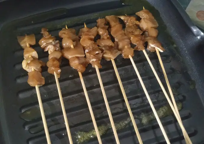 Langkah-langkah untuk membuat Resep Sate Ayam Rumahan