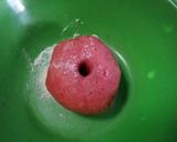 Foto langkah ke 2 dari resep Donat Maizena Merah Putih.