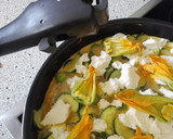 Foto del paso 6 de la receta: Frittata de espárragos trigueros y calabacín con sus flores