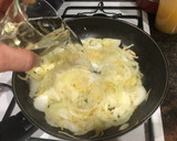 Foto del paso 3 de la receta: Salmón en salsa de cava con alcachofa y champiñones