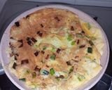 Gambar langkah 3 resipi Leek Omelette.