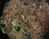 Foto langkah ke 6 dari resep Bihun goreng telur bebek.