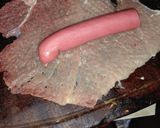 Foto del paso 3 de la receta: Niños envueltos de cerdo, con salchicha al horno y puré de papas