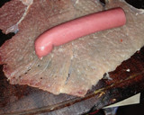Foto del paso 3 de la receta: Niños envueltos de cerdo, con salchicha al horno y puré de papas